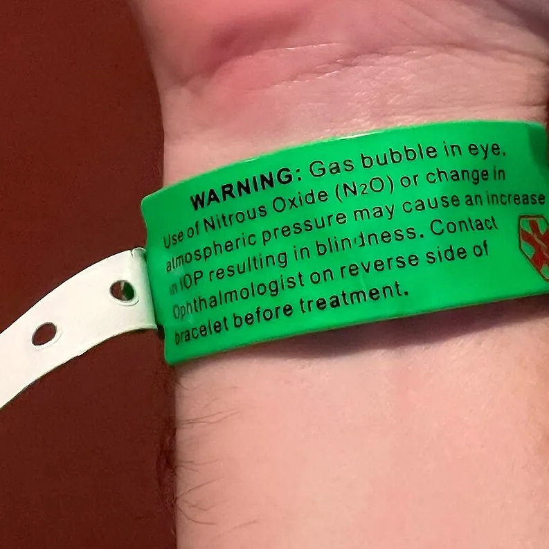 Pulsera de aviso médico en una muñeca