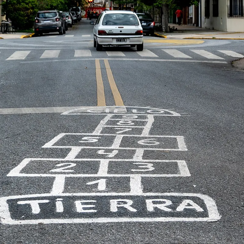 Una rayuela pintada en el asfalto